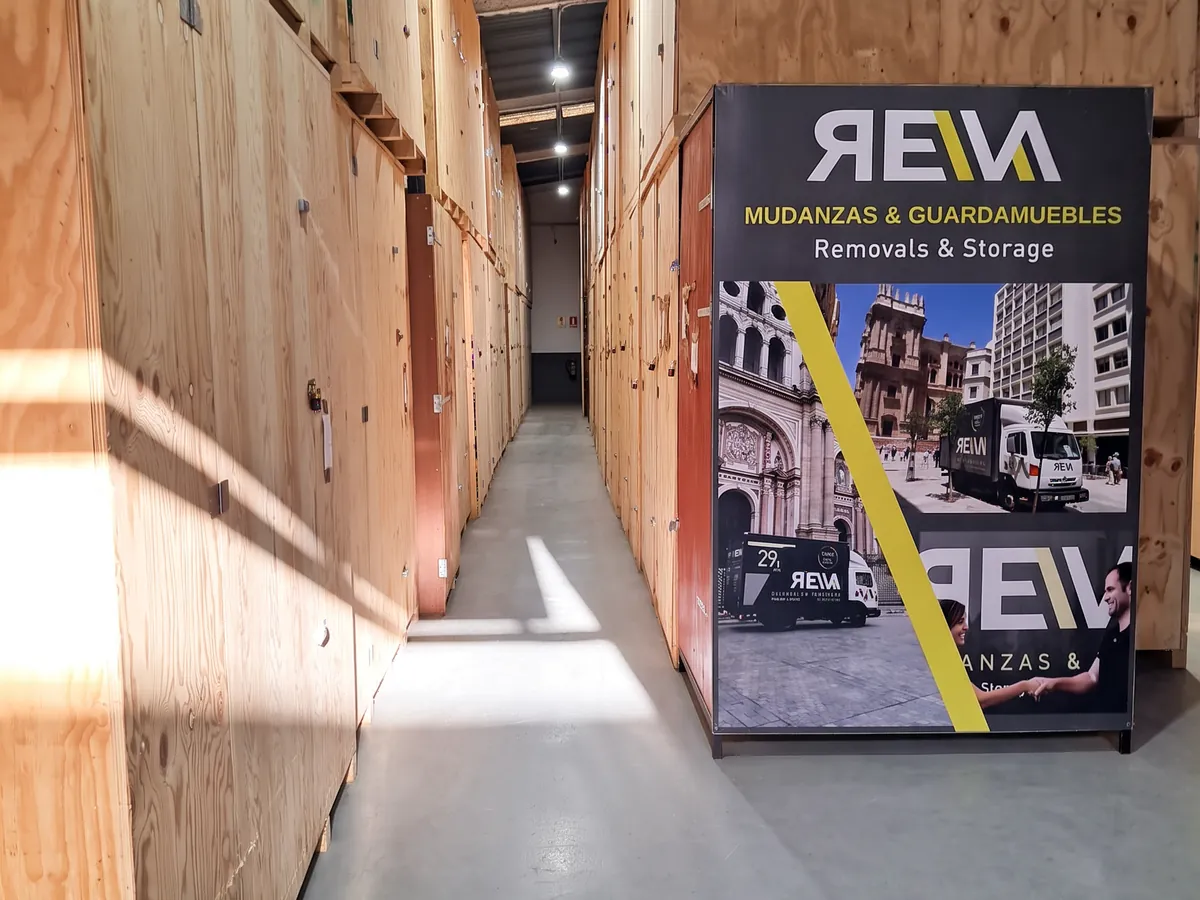 Pasillo del guardamuebles de Mudanzas Reva con módulos de madera