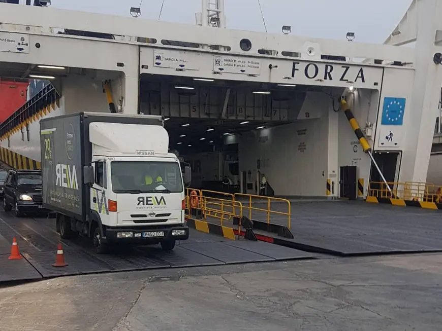 Camión de Mudanzas Reva embarcando en un ferry para una mudanza internacional