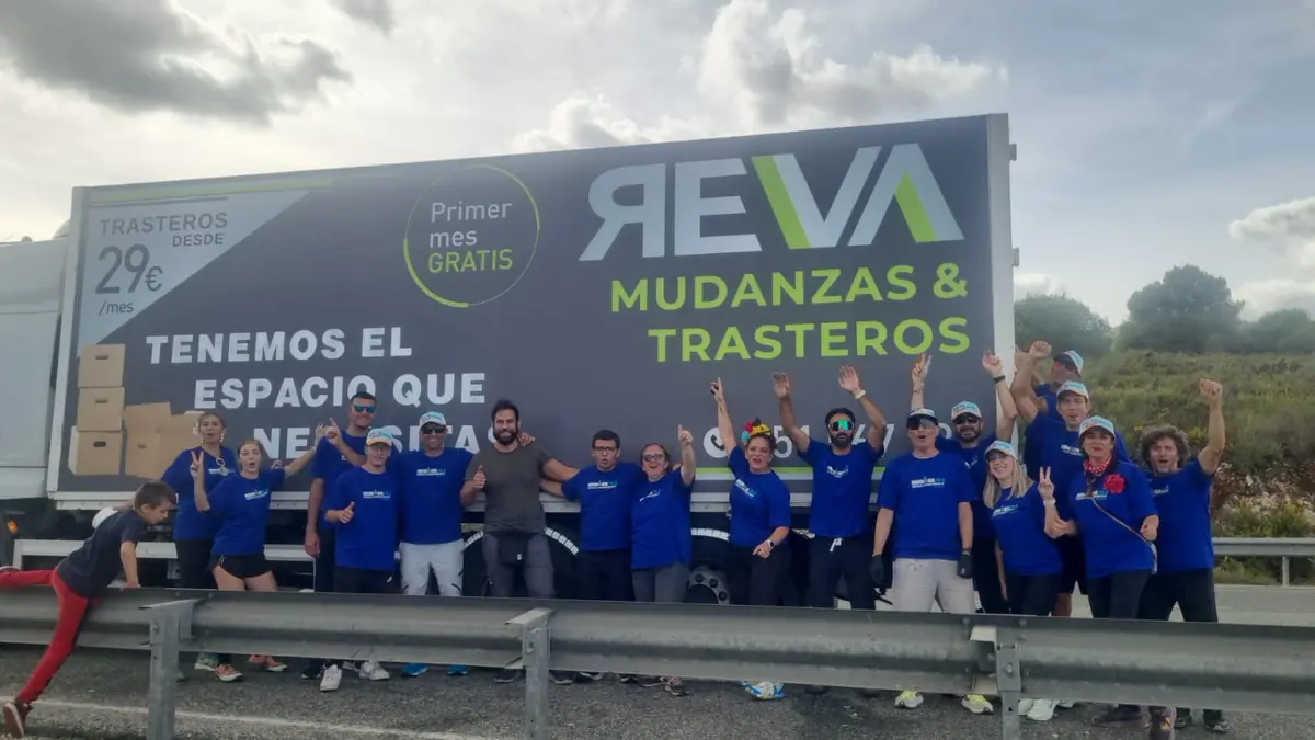 Equipo de Mudanzas Reva y voluntarios en IRONMAN Marbella