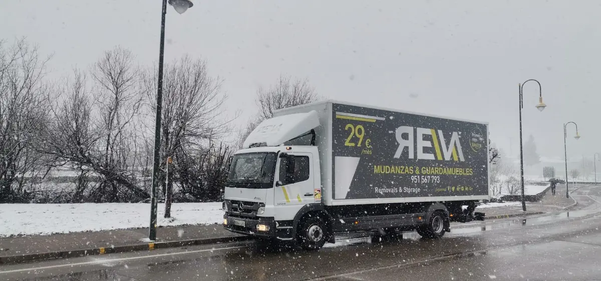 Camión de Mudanzas Reva en una carretera nevada durante una mudanza nacional